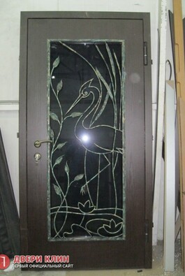 Входная дверь со стеклом и ковкой