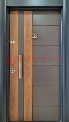 Коричневая входная дверь c МДФ панелью ЧД-01 в частный дом в Климовске