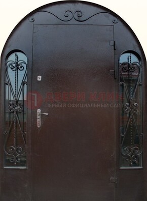 Арочная дверь со стеклом и ковкой ДА-16 под старину в Климовске