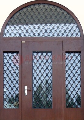 Крепкая стальная арочная дверь со стеклом и ковкой ДА-21 в Климовске