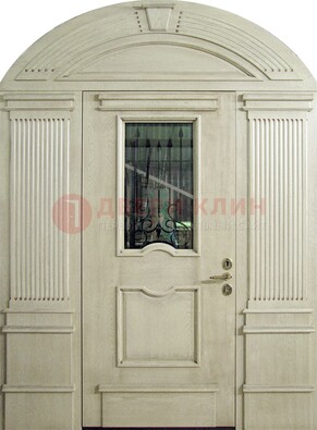 Белая входная дверь массив со стеклом и ковкой ДА-49 в Климовске