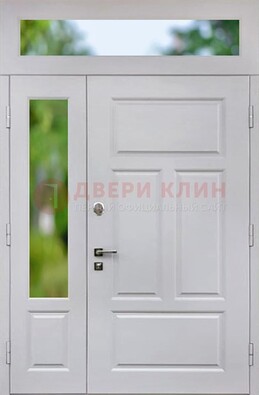 Белая полуторная железная дверь со стеклом и фрамугами ДФГ-10 в Климовске