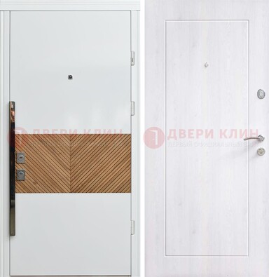 Белая железная дверь МДФ горизонтальной вставкой ДМ-265 в Климовске