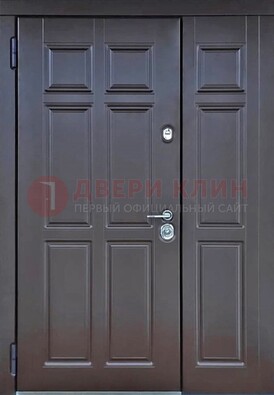 Тёмная двухстворчатая входная дверь для коттеджа с МДФ ДМ-533 в Климовске