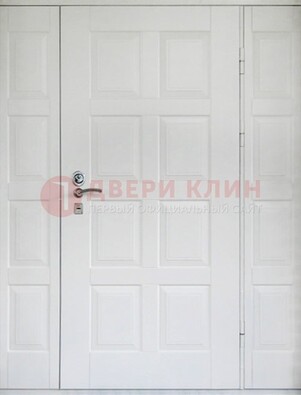 Белая входная дверь для коттеджа с МДФ ДМ-536 в Климовске