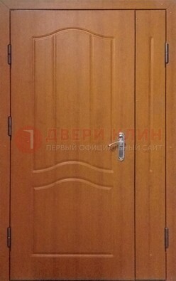 Коричневая двухстворчатая тамбурная дверь с МДФ ДМ-538 в Климовске