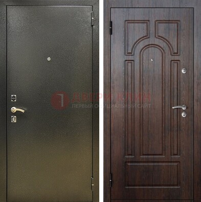 Железная темно-серая дверь с порошковым напылением и МДФ Тисненый орех ДП-275 в Климовске