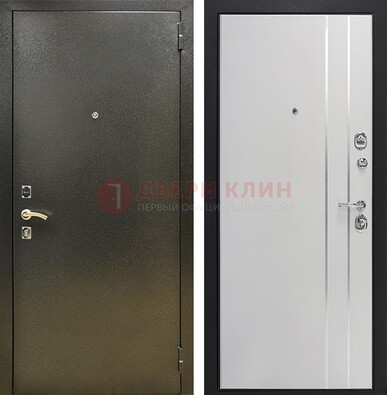 Железная темная дверь с порошковым покрытием и белая МДФ с молдингами  ДП-296 в Климовске