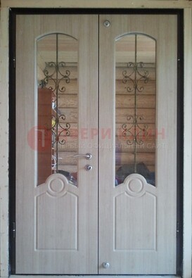 Парадная дверь со стеклянными вставками и ковкой ДПР-23 в деревянный дом в Климовске