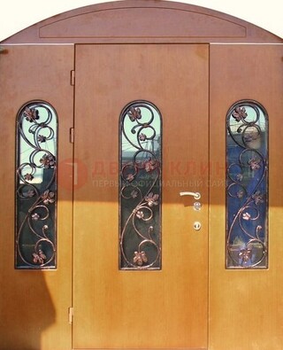 Парадная дверь со стеклянными вставками и ковкой ДПР-28 в общественное здание в Климовске