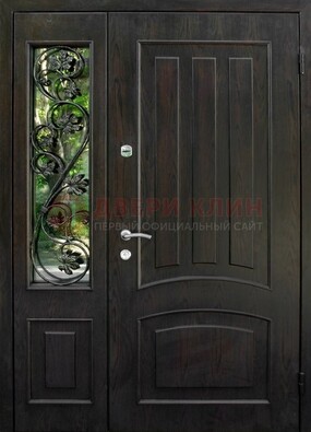 Парадная дверь со стеклянными вставками и ковкой ДПР-31 в кирпичный дом в Климовске