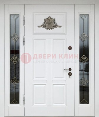 Белая входная парадная дверь со стеклом и ковкой ДПР-92 в Севастополе