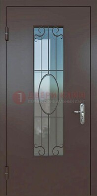 Коричневая наружная железная дверь со стеклом и ковкой ДСК-100 в Сергиевом Посаде