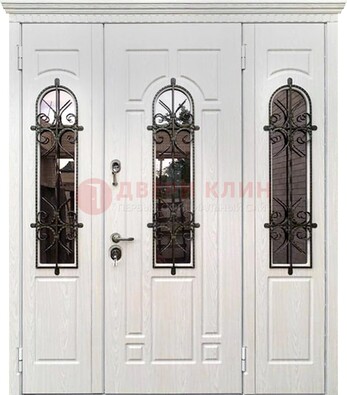 Белая распашная стальная дверь со стеклом и ковкой ДСК-125 в Климовске