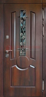 Темная железная дверь со стеклом и ковкой для кирпичного дома ДСК-136 в Солнечногорске