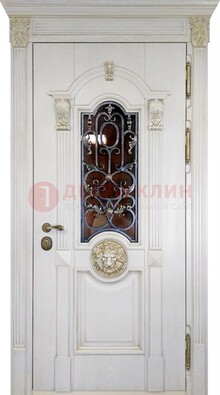 Белая железная дверь со стеклом и ковкой для кирпичного дома ДСК-155 в Климовске