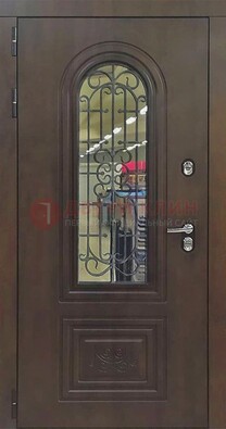 Классическая стальная дверь со стеклом и ковкой для коттеджа ДСК-178 в Климовске