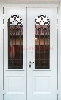 Белая стальная дверь стекло с ковкой и филенкой ДСК-201 в Климовске