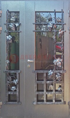 Распашная уличная дверь Порошок со стеклом и ковкой ДСК-221 в Великом Новгороде