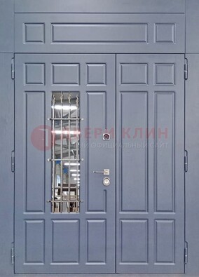Серая двухстворчатая дверь Винорит со стеклом и ковкой ДСК-234 RAL 7024 в Климовске