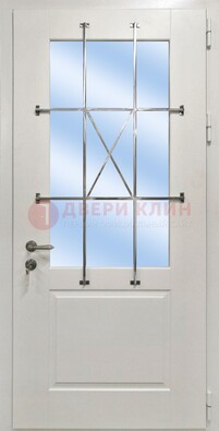 Белая простая железная дверь Винорит со стеклом и ковкой ДСК-257 в Климовске