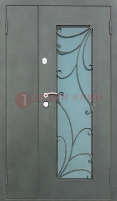 Двухстворчатая железная дверь со стеклом и ковкой ДСК-40 в Яхроме