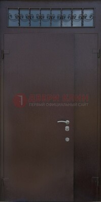 Коричневая тамбурная дверь со стеклянными вставками и ковкой ДТМ-39 в Климовске