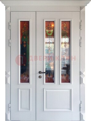Белая полуторная металлическая дверь с витражом ВЖ-12 в Климовске