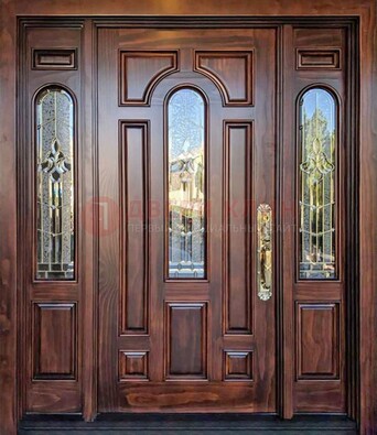 Железная классическая дверь с массивом дуба и витражом ВЖ-18 в Климовске