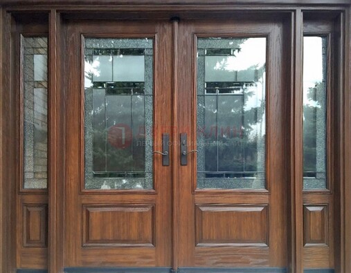 Распашная стальная дверь с массивом с витражом и фрамугами ВЖ-21 в Климовске