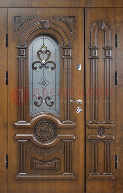 Коричневая двухстворчатая железная дверь с МДФ и витражом ВЖ-32 в Климовске